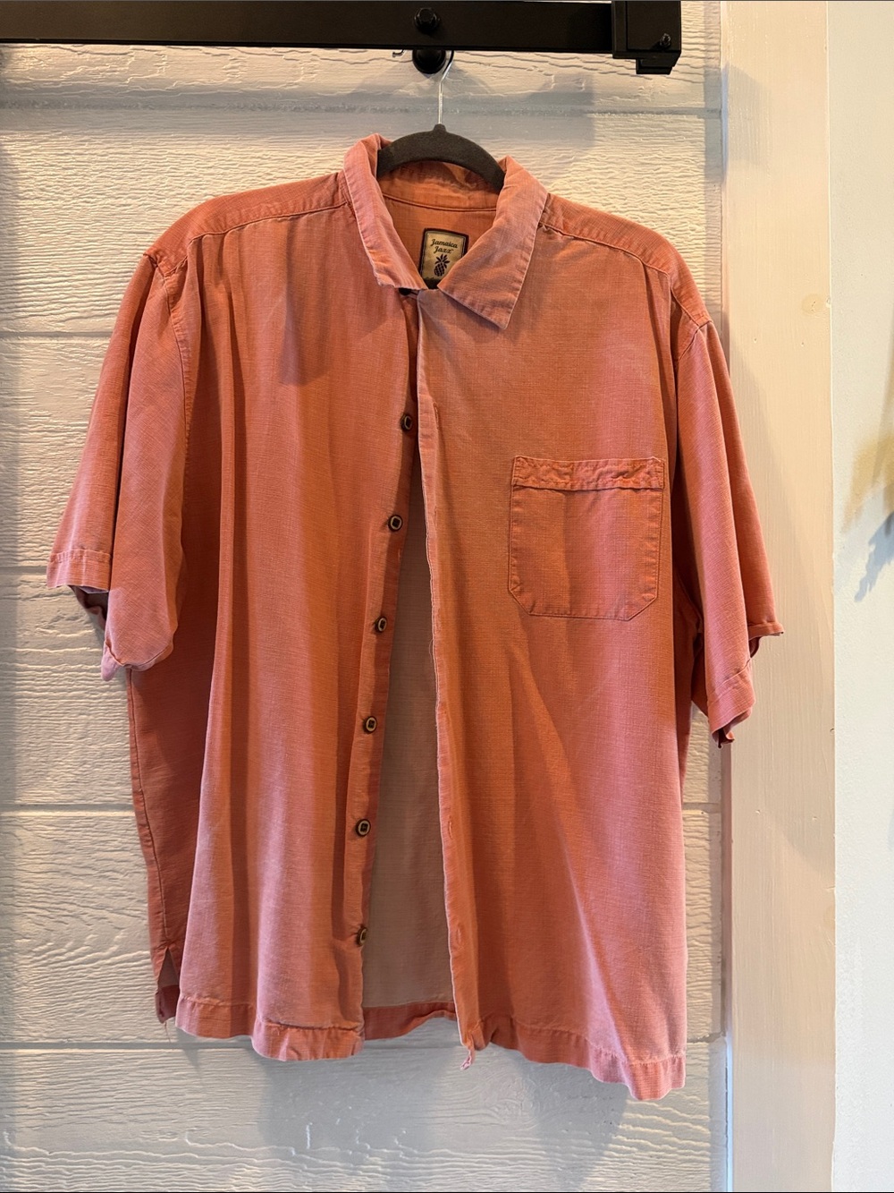 Jamaica Jaxx Men's Short-Sleeve Button-Up Shirt in Dusty Rose